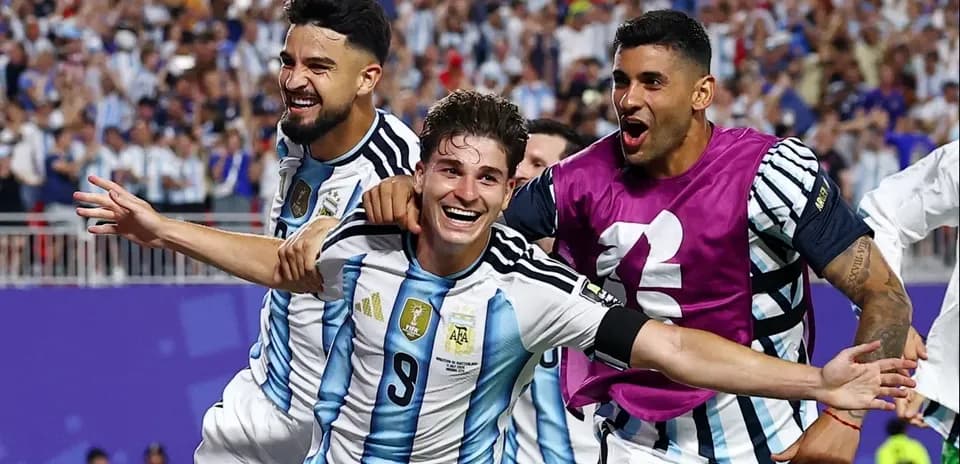 Argentina futbolçuları sevinir