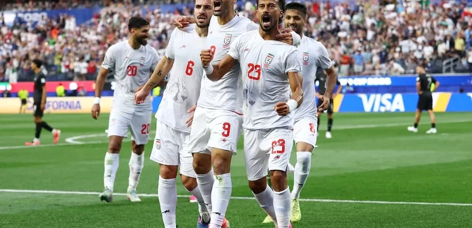 İran futbolçuları qələbə sevinci yaşayır
