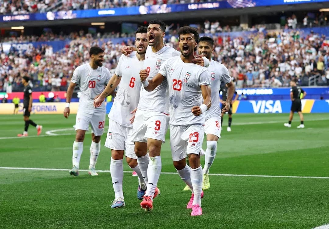 İran futbolçuları qələbə sevinci yaşayır