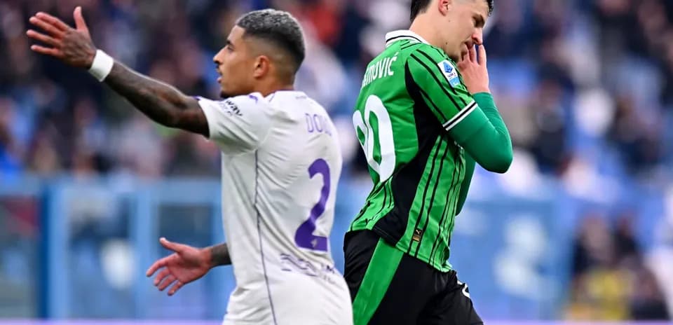 Fiorentina və Sassuolo matçında oyunçuların mübarizəsi