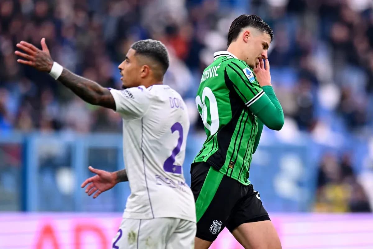 Fiorentina və Sassuolo matçında oyunçuların mübarizəsi