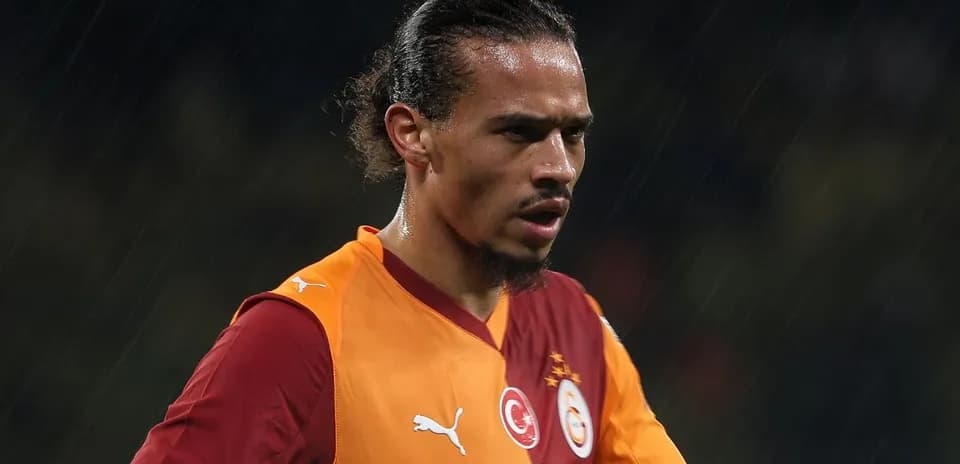 Futbolçu yağış altında oyun zamanı düşüncəli görünür