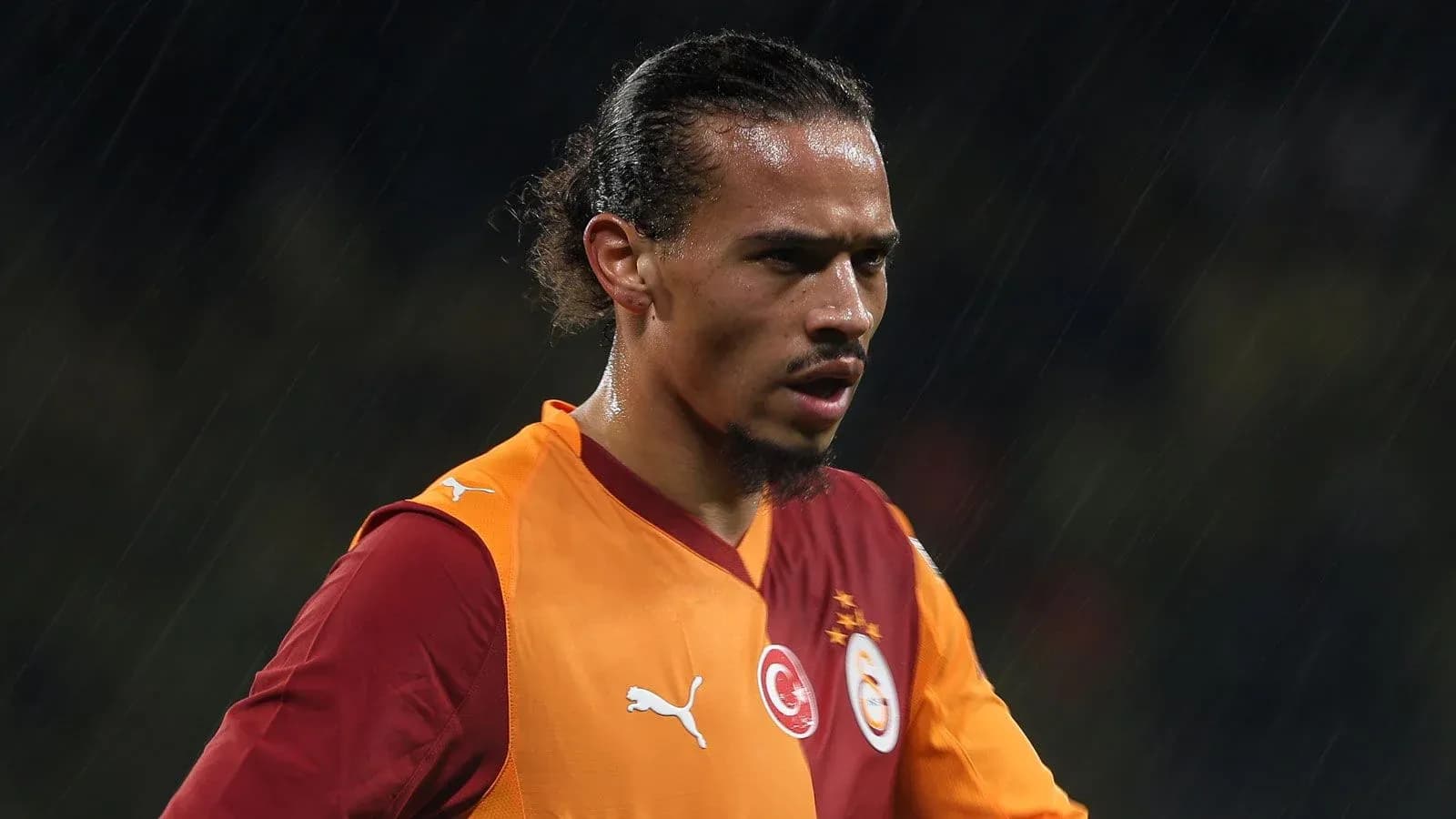 Futbolçu yağış altında oyun zamanı düşüncəli görünür