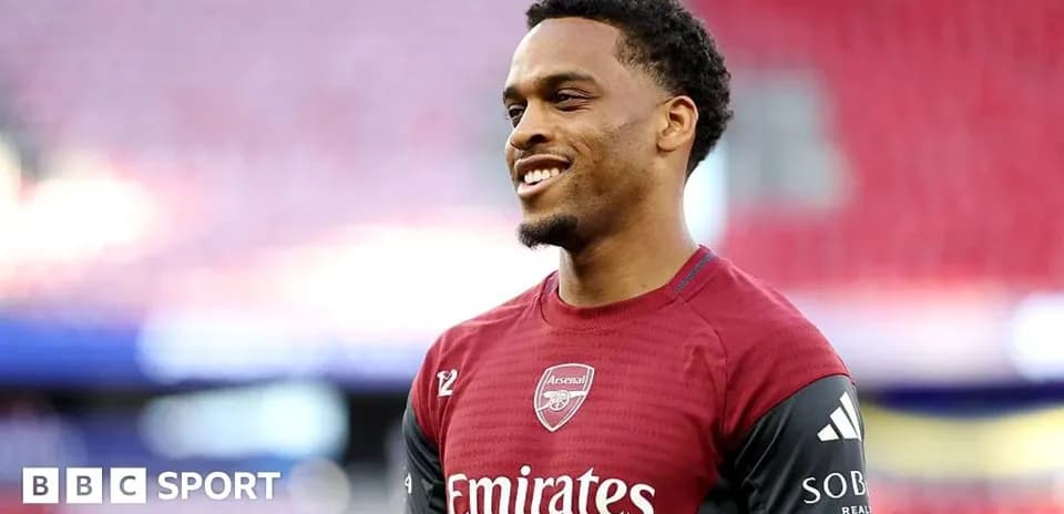 Futbolçu Arsenal formasında gülərək durur