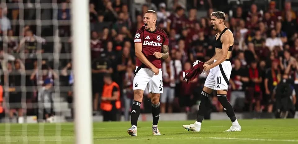 Sparta Praha oyunçuları qələbəni qeyd edirlər