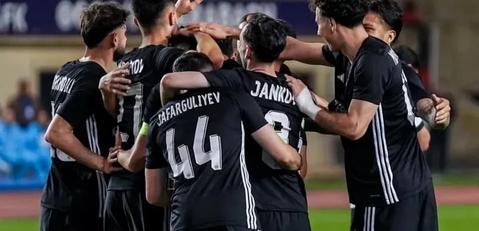 Neftçi Baku futbolçuları qol sevinci yaşayır