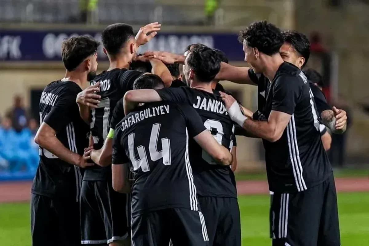 Neftçi Baku futbolçuları qol sevinci yaşayır
