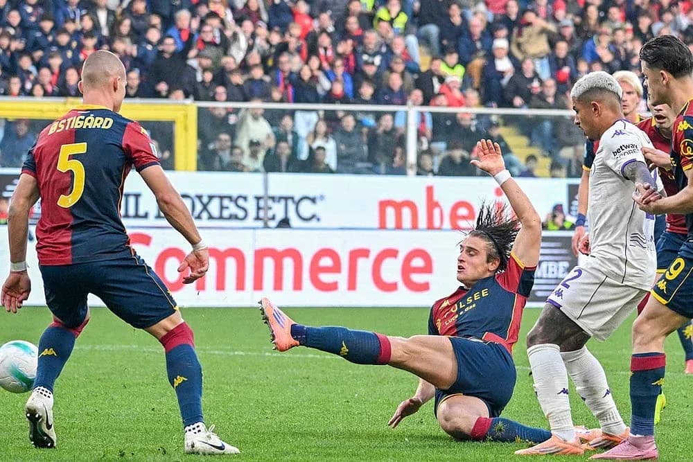 Fiorentina və Genoa futbolçuları mübarizə aparır