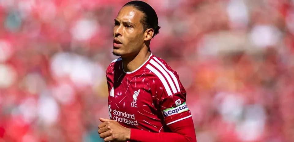 Futbolçu Liverpool forması ilə sahədə yürüyür