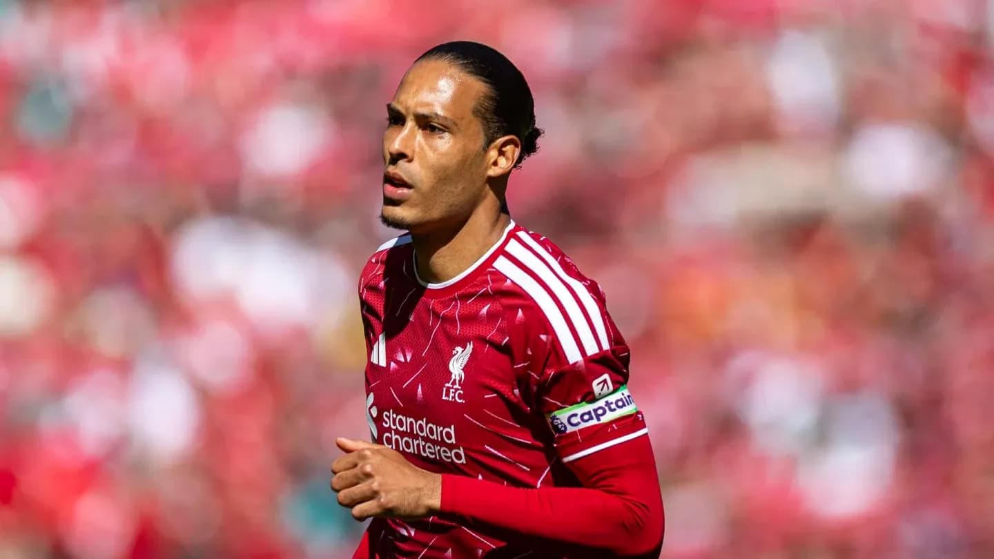 Futbolçu Liverpool forması ilə sahədə yürüyür
