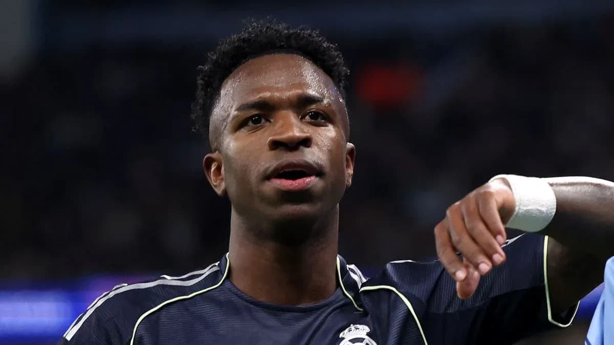 Futbolçu Vinicius Jr. oyun zamanı meydanda