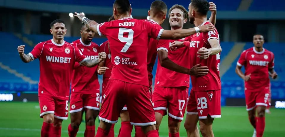 CSKA Sofia futbolçuları sevinir