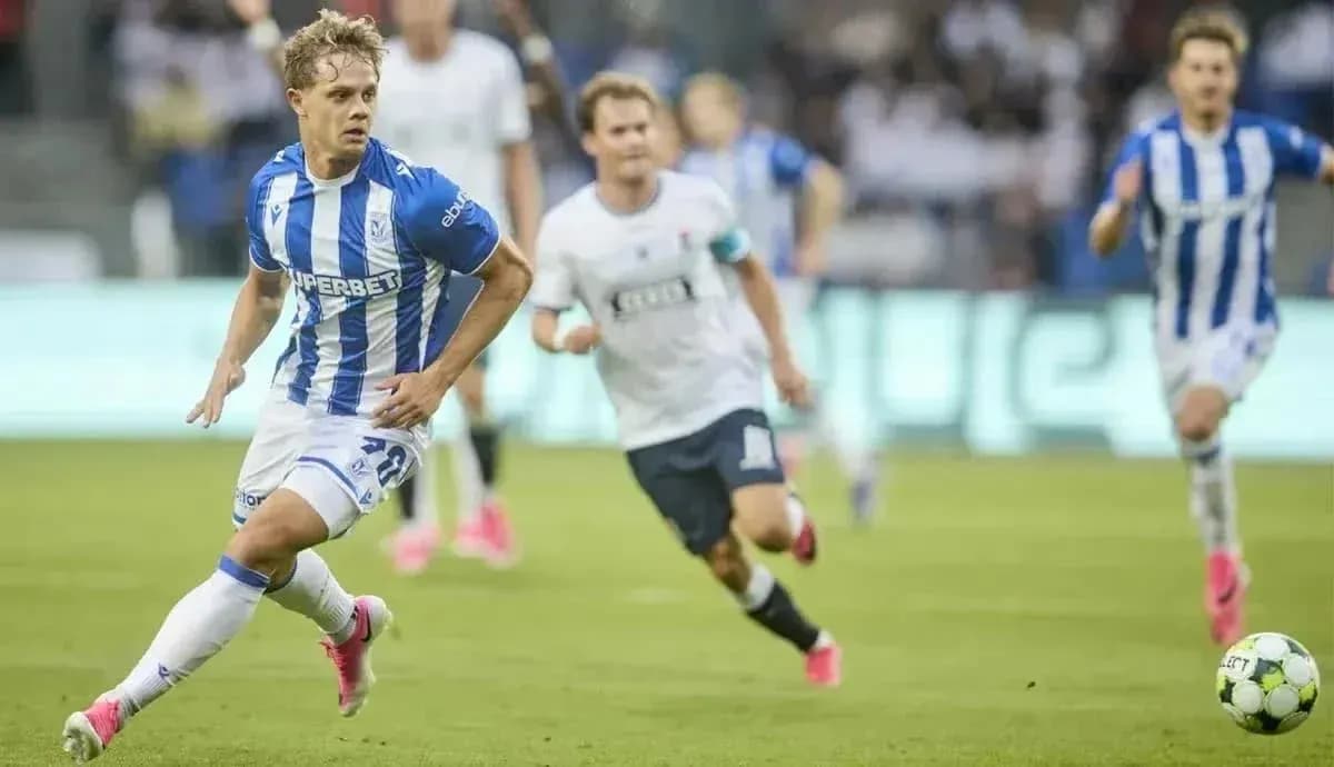 Lech Poznan futbolçusu topu sürür