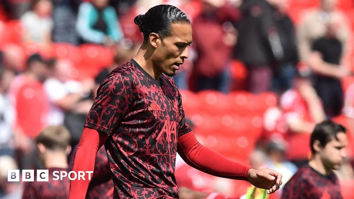 Futbolçu stadionun önündə yürüyüş edir