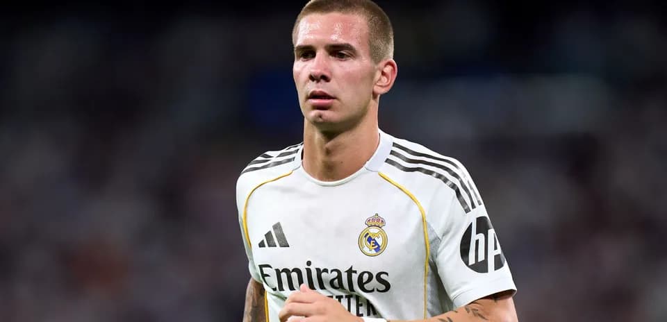 Futbolçu Real Madrid formasında stadionda yürüyür