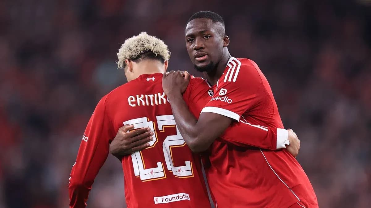 İki futbolçu qırmızı forma ilə bir-birinə sarılır
