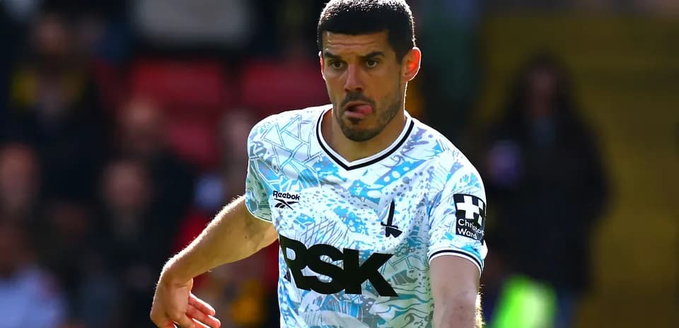 Futbolçu oyun zamanı topa doğru irəliləyir