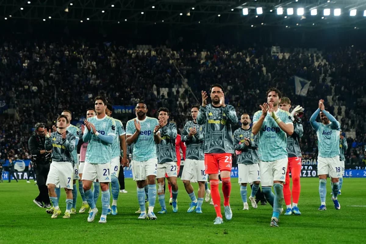 Juventus futbolçuları azarkeşlərə əl salır