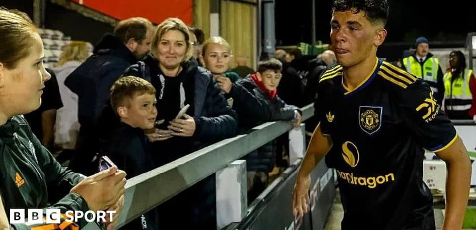 Gənc futbolçu azarkeşlərin yanında staddan ayrılır