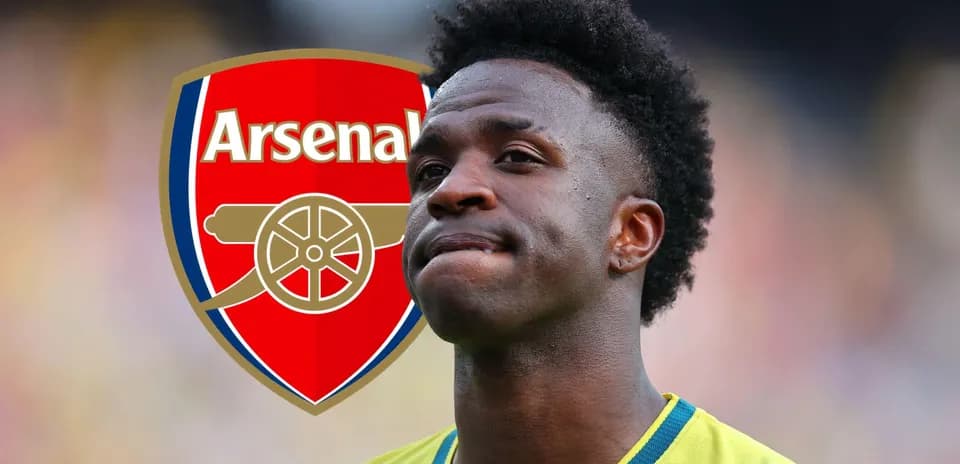 Futbolçu Arsenal logosu arxasında düşüncəli görünür