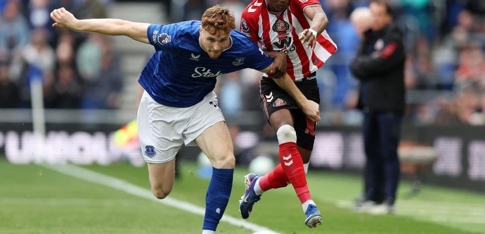Everton və Sunderland oyununda futbolçu mübarizəsi