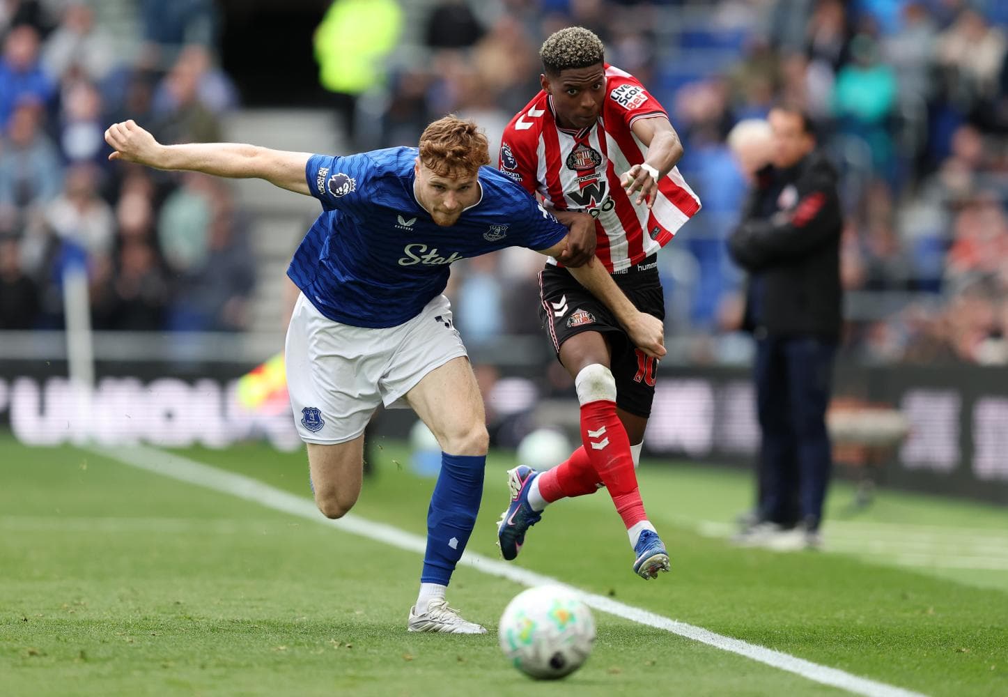 Everton və Sunderland oyununda futbolçu mübarizəsi