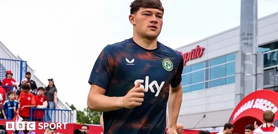 Futbolçu stadionun önündə qaçır