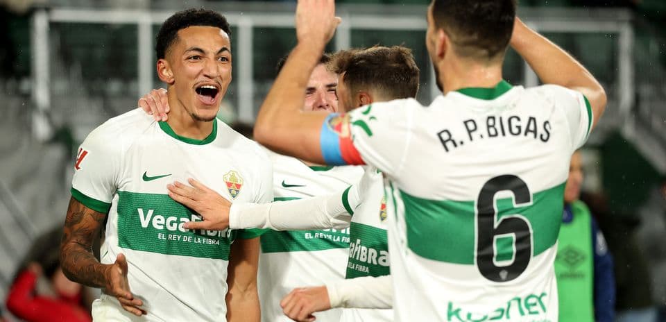 Elçenin futbolçuları qol sevincini yaşayır