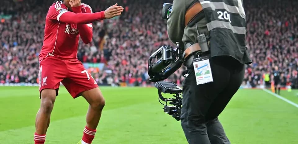 Liverpool oyunçusu qolu qeyd edir