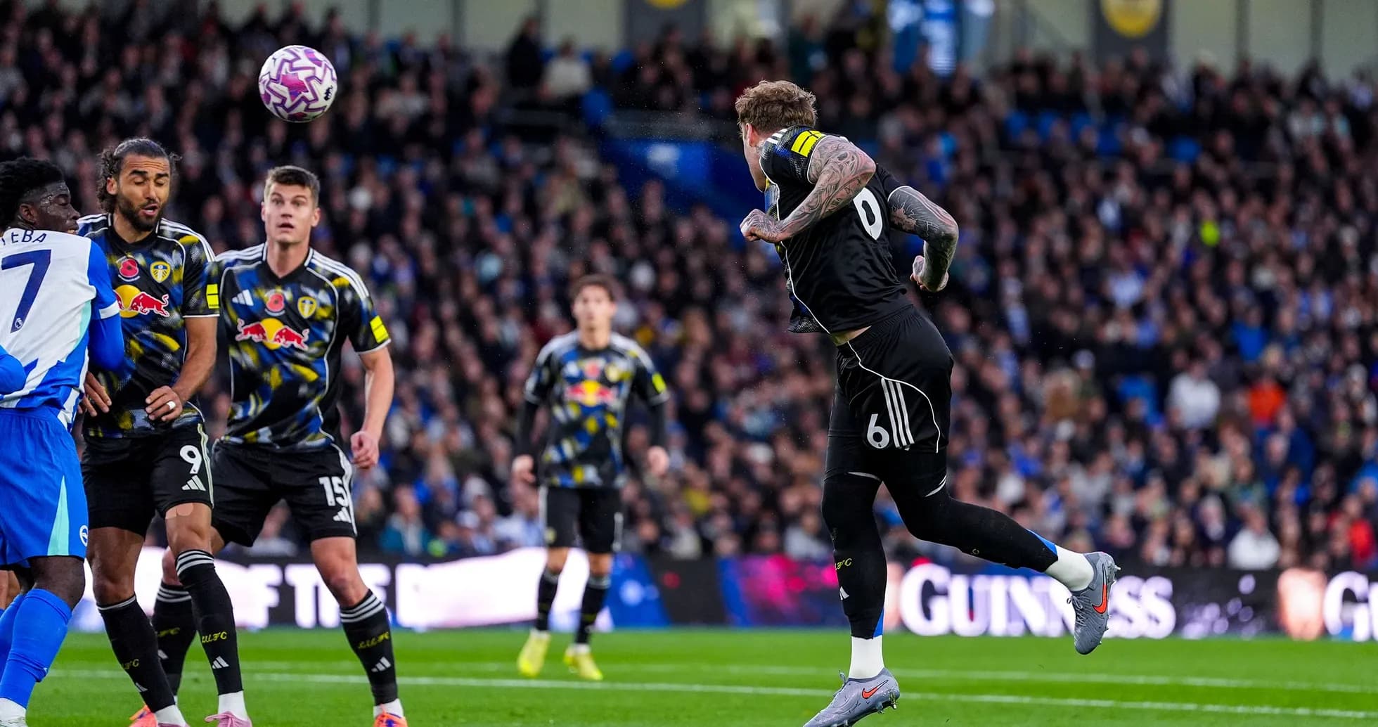 Leeds və Brighton matçında futbolçu mübarizəsi
