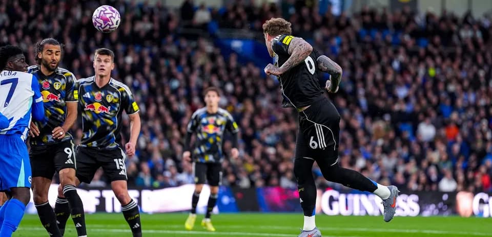 Leeds və Brighton matçında futbolçu mübarizəsi
