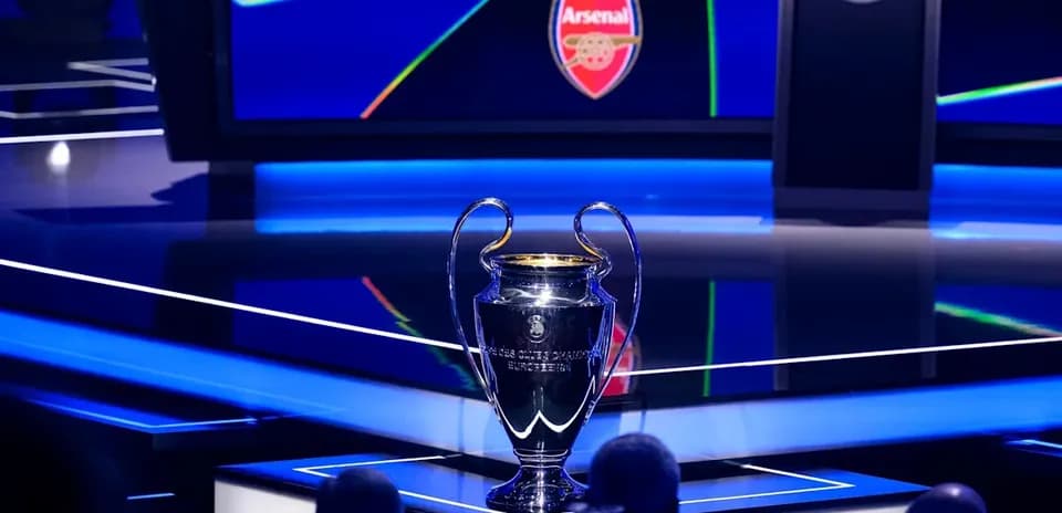 Çempionlar Liqasının kuboku və Arsenal logosu