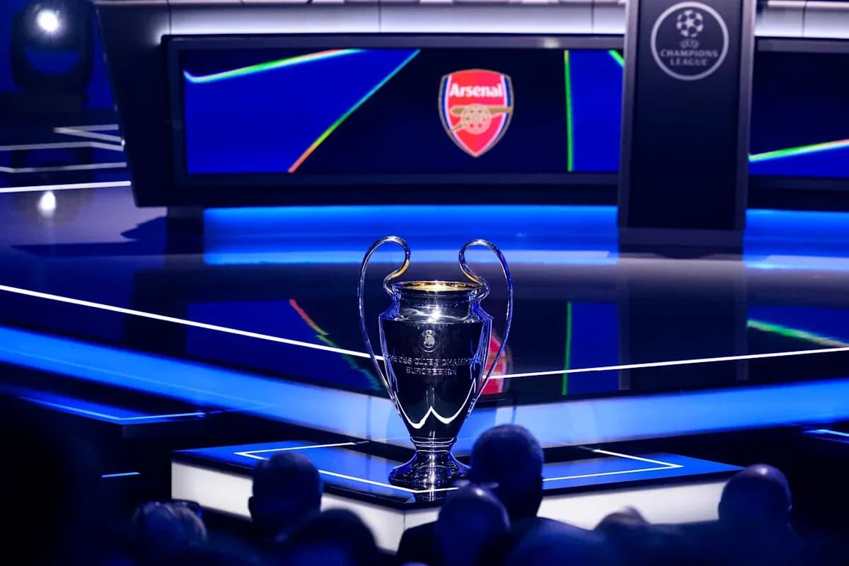Çempionlar Liqasının kuboku və Arsenal logosu