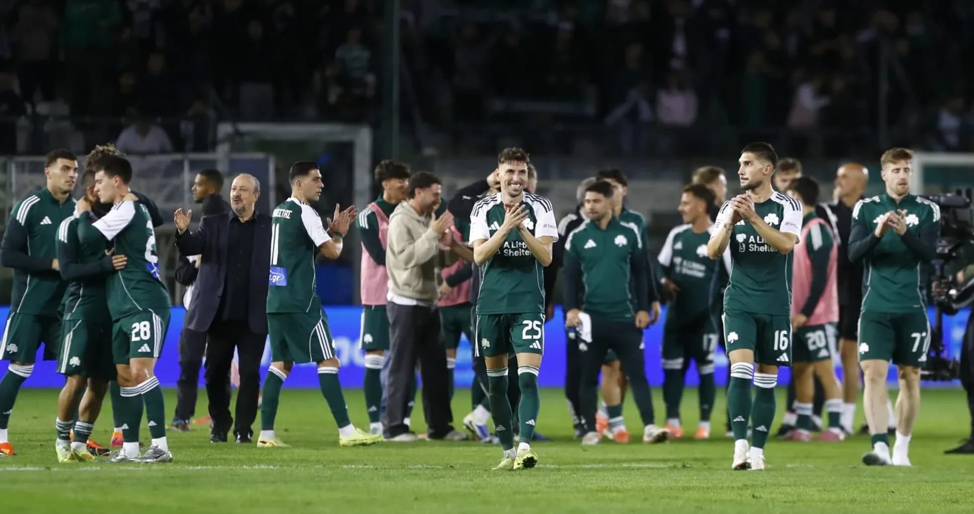 Panathinaikos futbolçuları fanatları ilə qeyd edirlər