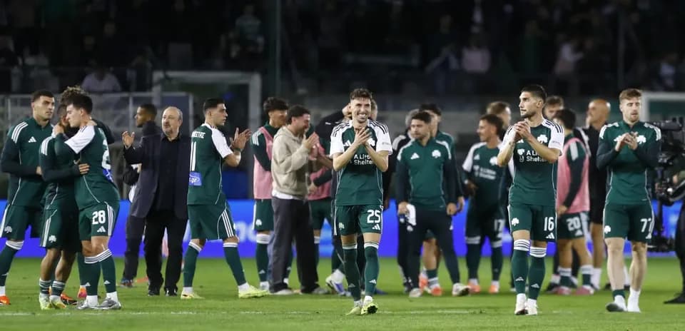 Panathinaikos futbolçuları fanatları ilə qeyd edirlər