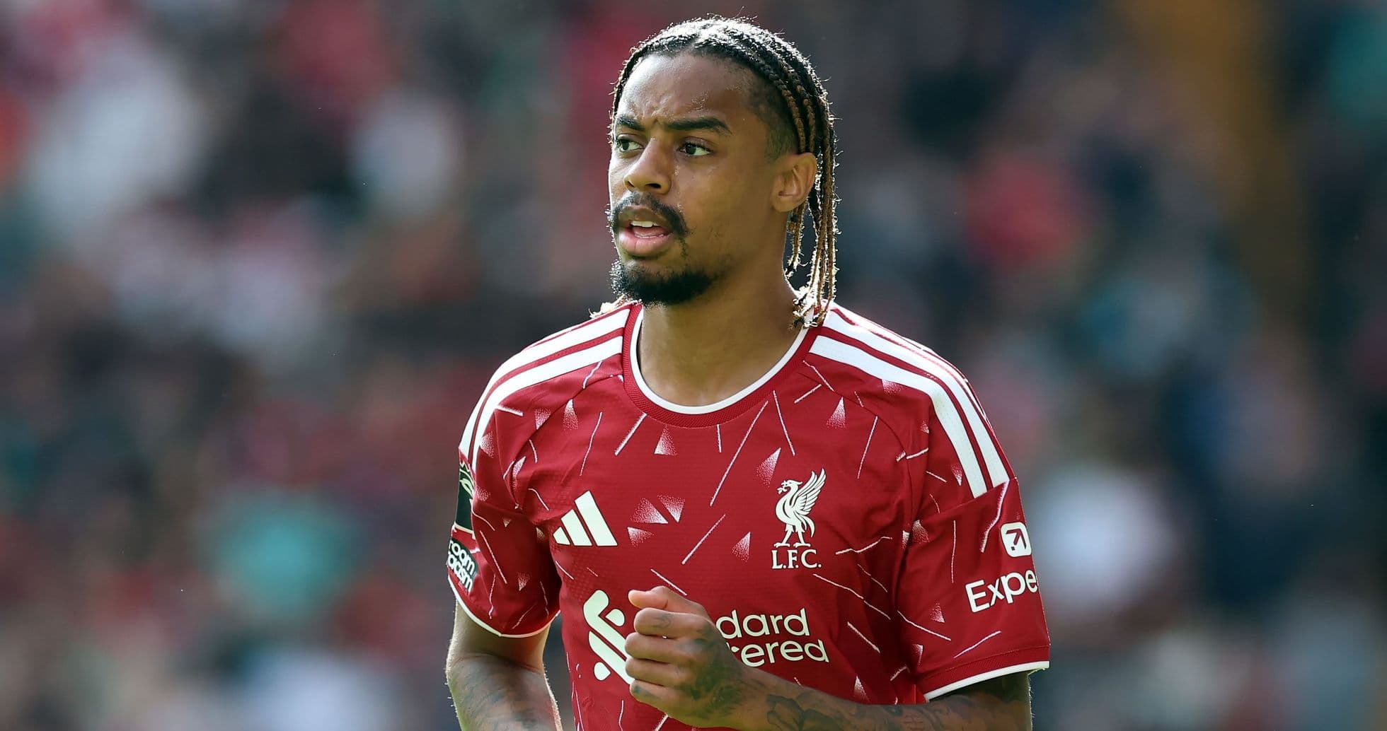 Futbolçu Liverpool formasında oyun sahasında