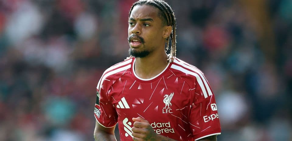 Futbolçu Liverpool formasında oyun sahasında