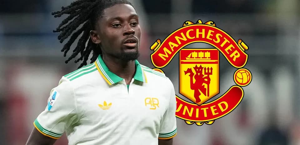 Futbolçu Manchester United loqosunun yanında