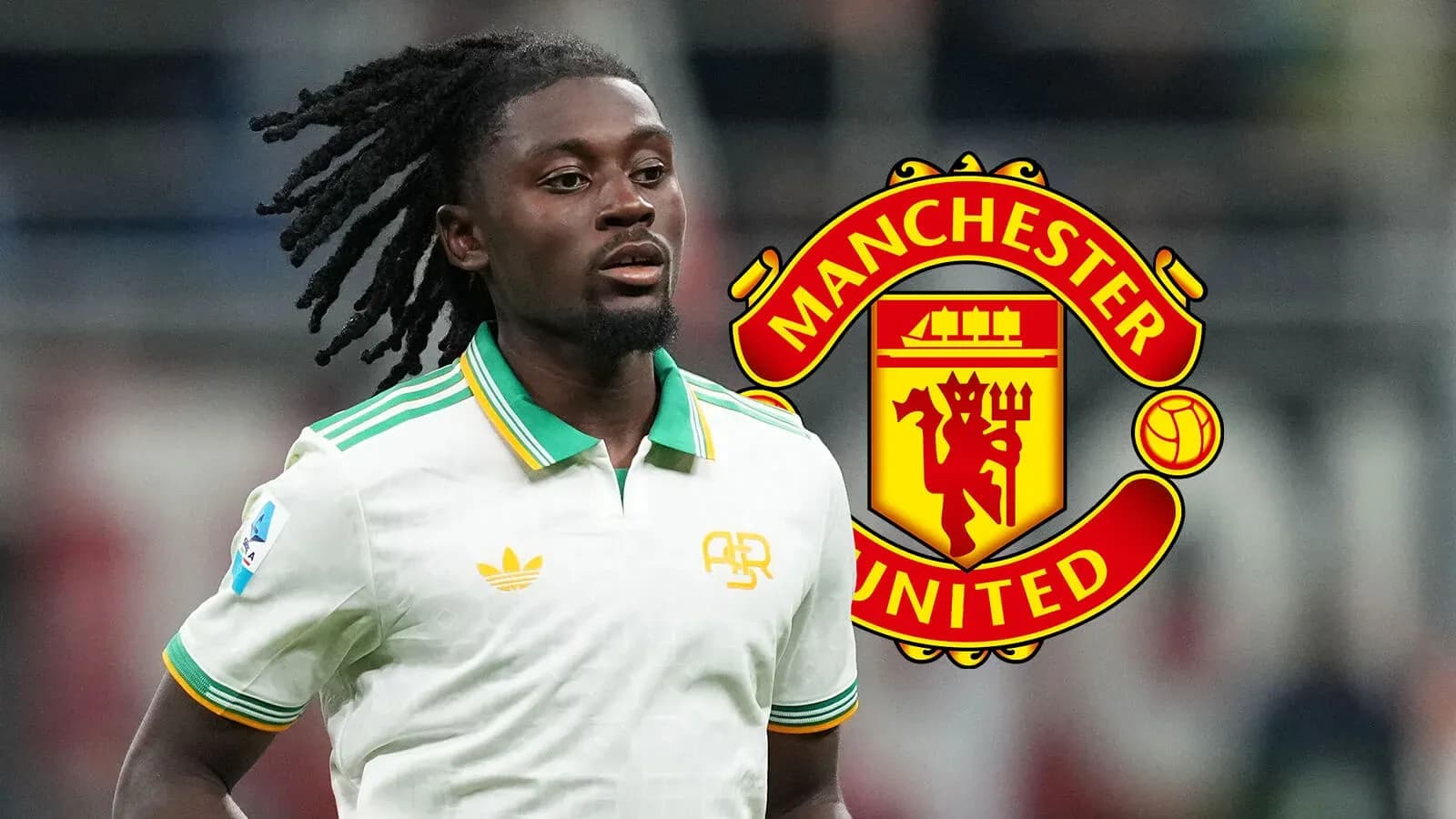 Futbolçu Manchester United loqosunun yanında