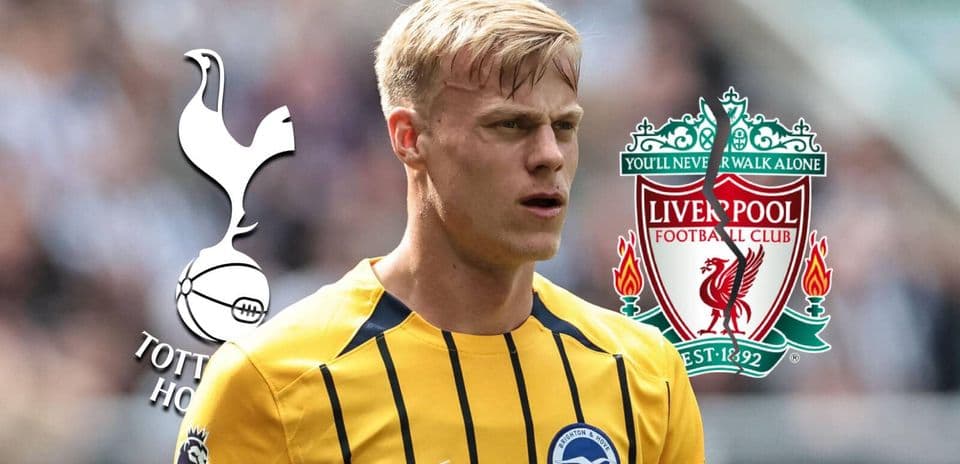 Futbolçu Brighton formasında, Tottenham və Liverpool emblemləri ilə