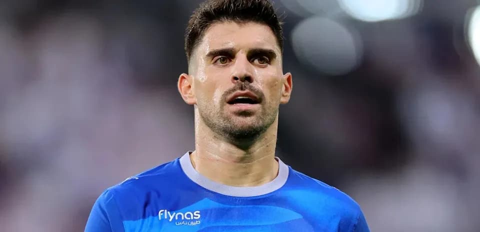 Futbolçu mavi forma ilə oyun zamanı
