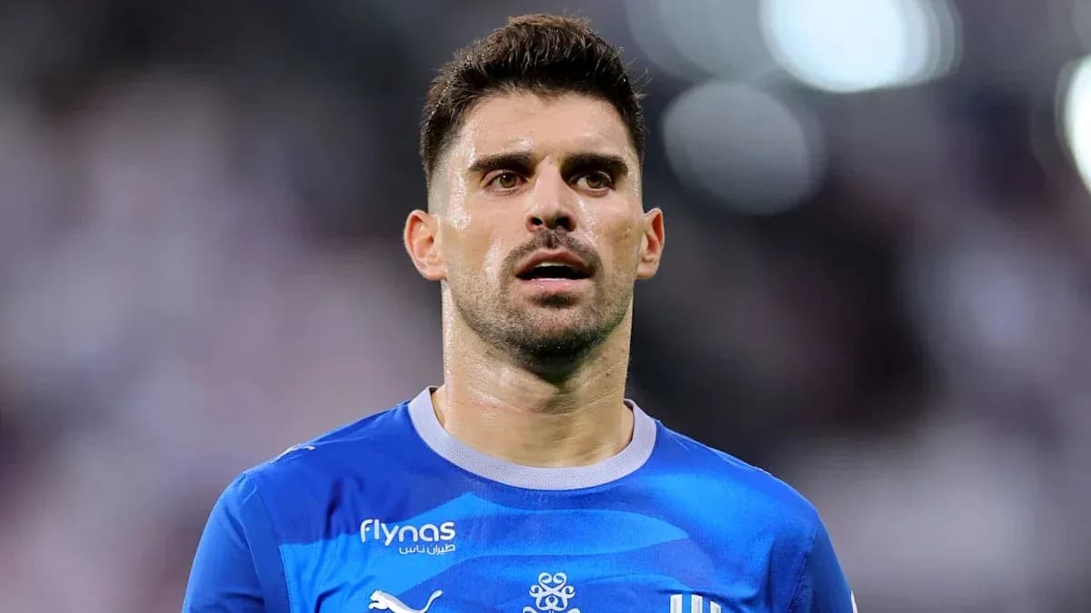 Futbolçu mavi forma ilə oyun zamanı