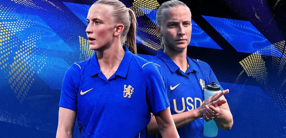 Futbolçu mavi forma geyinmiş, su şüşəsi tutmuş