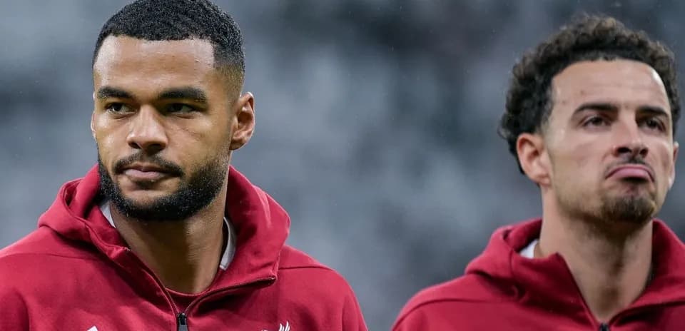 İki futbolçu məşq öncəsi sahəyə çıxır
