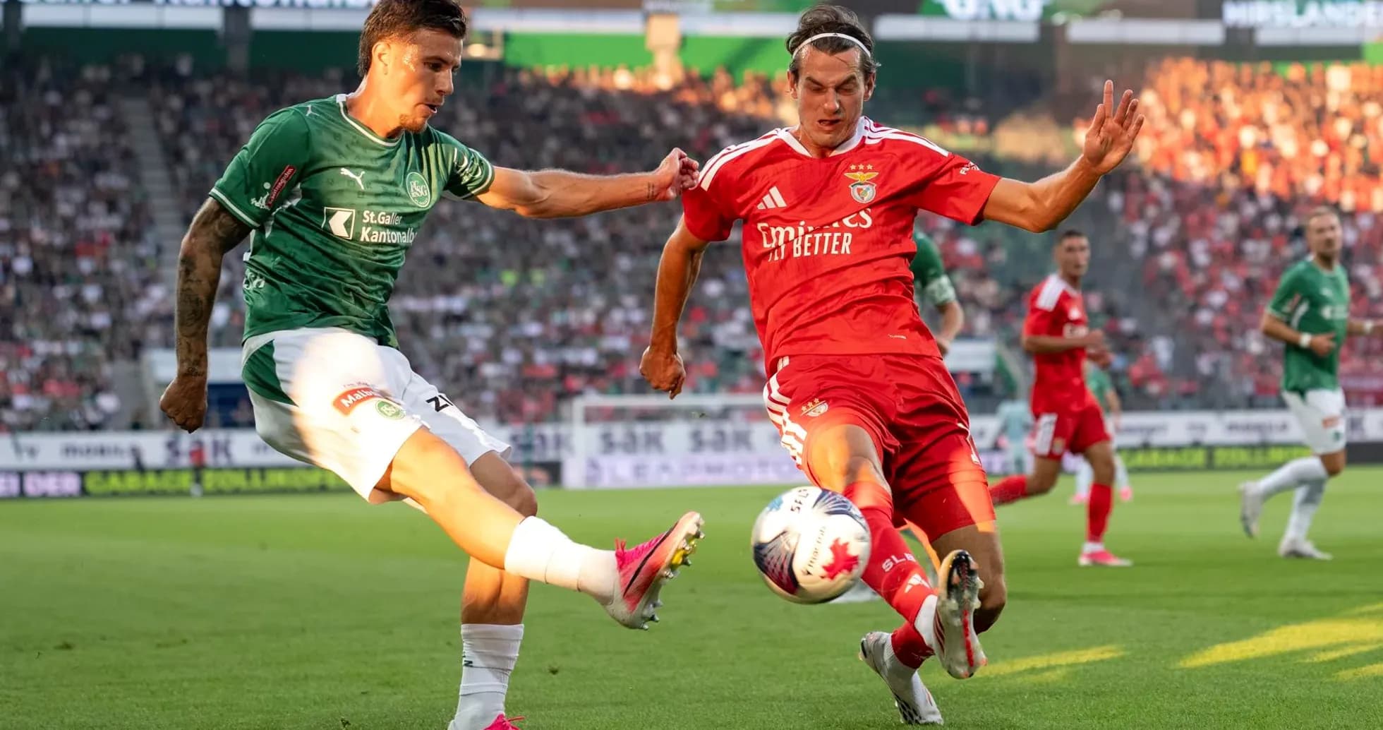 Benfica və FC St. Gallen futbolçuları mübarizə aparır