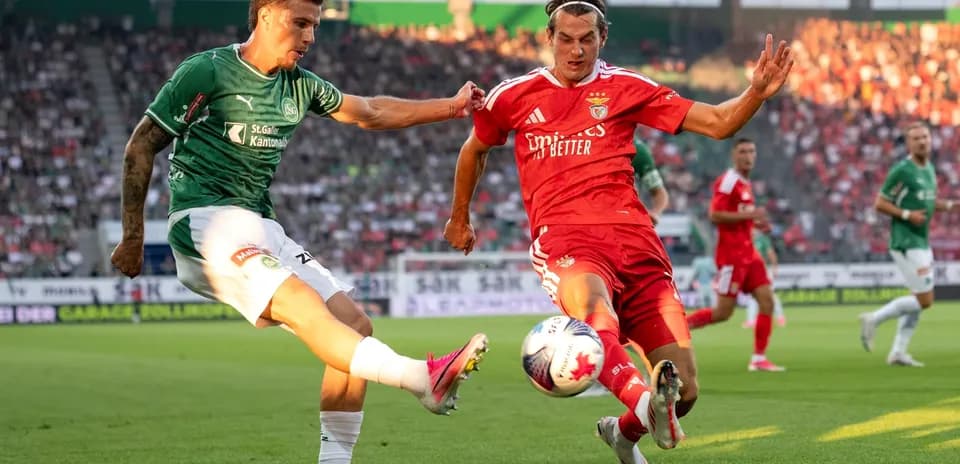 Benfica və FC St. Gallen futbolçuları mübarizə aparır