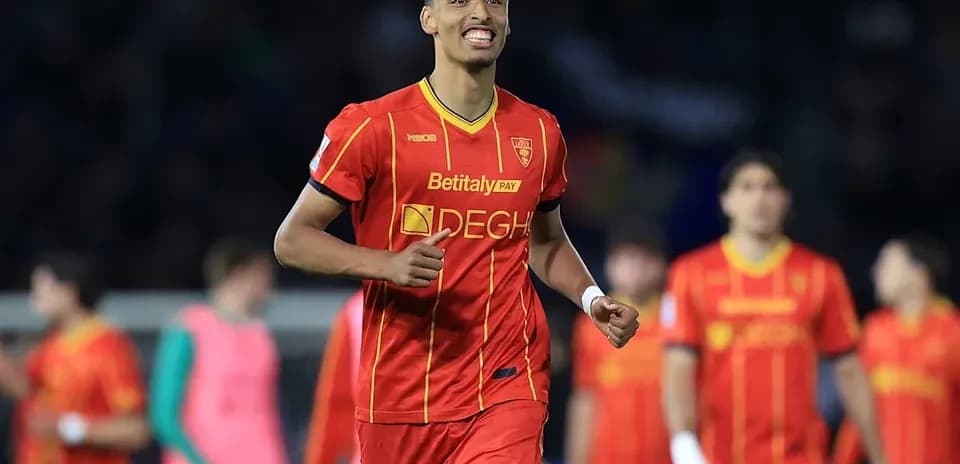 Futbolçu sevinclə qaçır, komandası arxasında