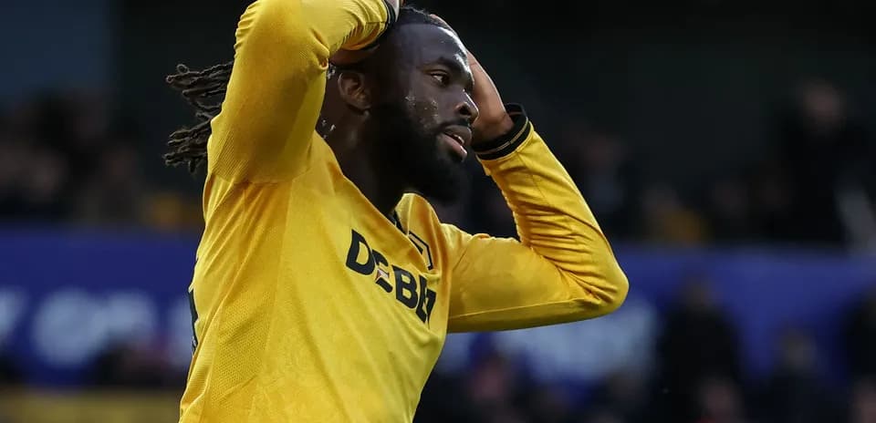 Futbolçu qollarını başının üstündə tutub