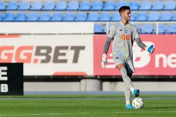Qapıçı topu ilə məşq edir stadionda