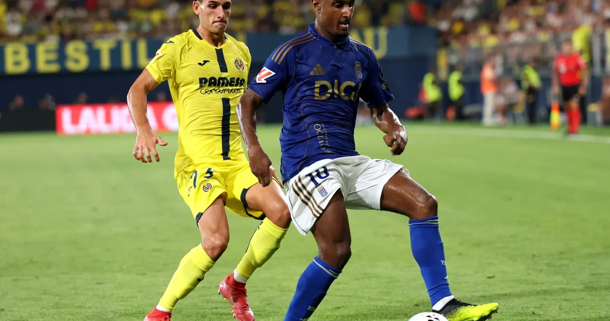 Futbol matçında iki oyunçu mübarizə aparır